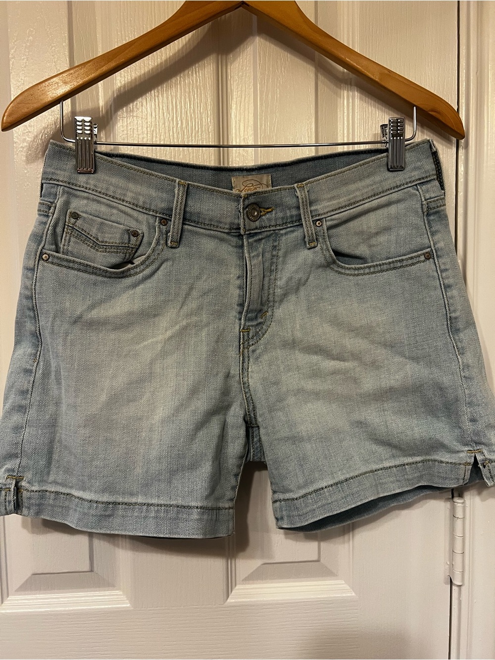Levi’s Light Wash 515 Denim Midrise Women’s Shorts, Size 4